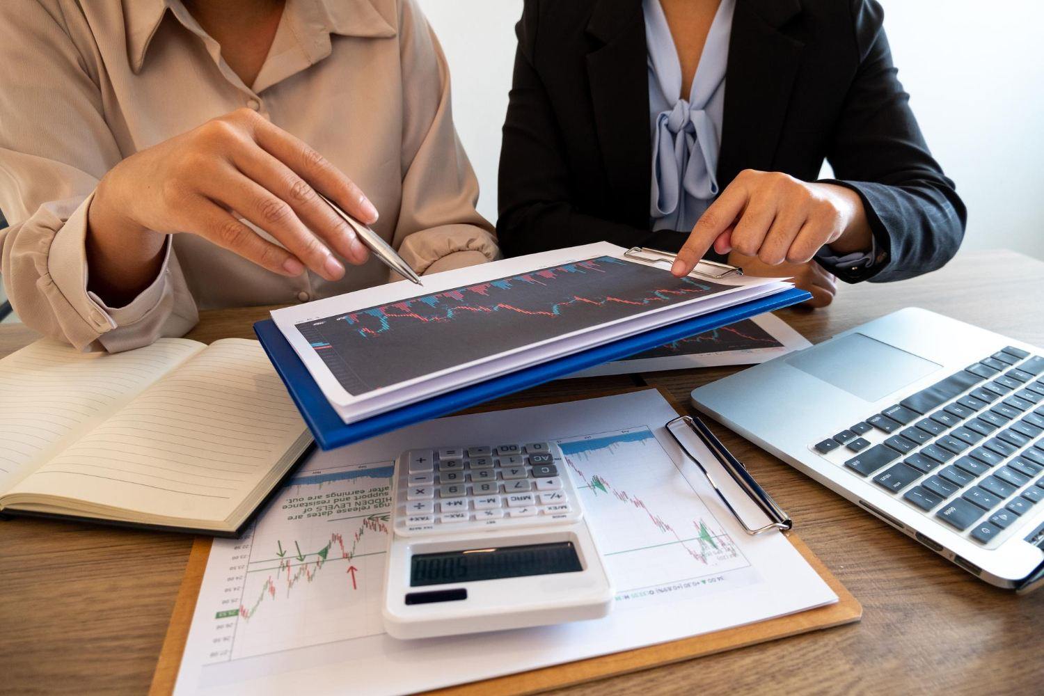 Análise financeira e consultas de Banksyntr